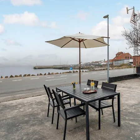 4 Bedroom Gorgeous In Holiday home *